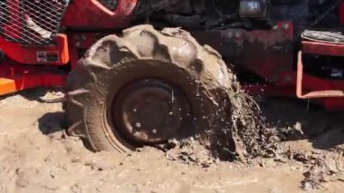 Traktör toprağı dövmeye ve tahıl yetiştirmek için suyla karıştırmaya çalışıyordu.