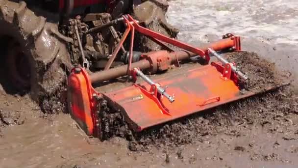 Traktor Pracoval Aby Rozdrtil Půdu Smíchal Vodou Aby Mohl Pěstovat — Stock video