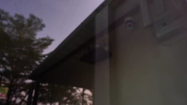 Şirketler çöküyor, dükkanlar Covid-19 virüsü yüzünden kapanmak üzere etiketlendi, yavaş çekim görüntüleri.  