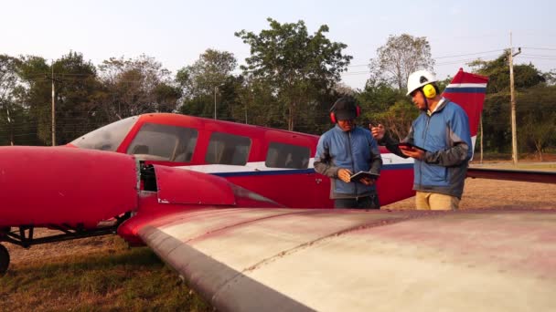 Filmati Gli Ingegneri Stanno Indagando Sul Piccolo Aereo Con Tablet — Video Stock