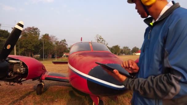 Beelden Ingenieur Onderzoekt Het Kleine Vliegtuig Met Een Tablet — Stockvideo