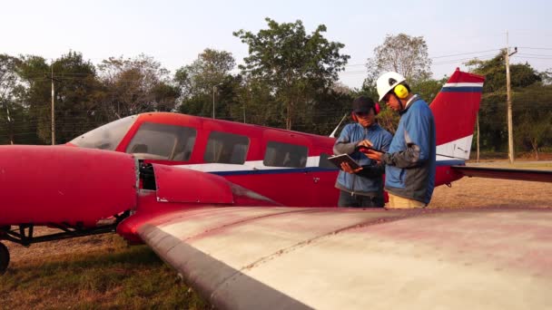 Footage Insinyur Sedang Menyelidiki Pesawat Kecil Dengan Tablet — Stok Video