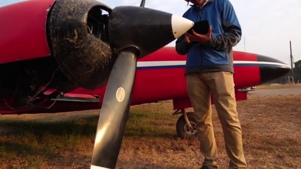 Filmación Ingeniero Está Investigando Avión Pequeño Con Una Tableta — Vídeo de stock