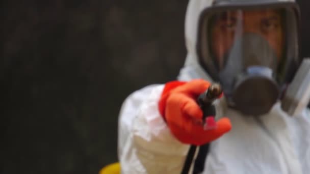 消毒装置と防護服を着た男の映像 — ストック動画