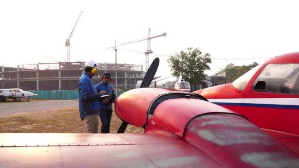 Filmagem Engenheiros Estão Investigando Pequeno Avião Com Tablets — Vídeo de Stock