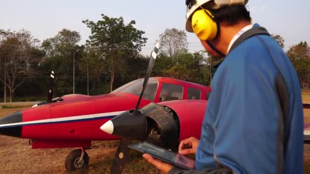 Filmagem Engenheiro Está Investigando Avião Pequeno Com Tablet — Vídeo de Stock