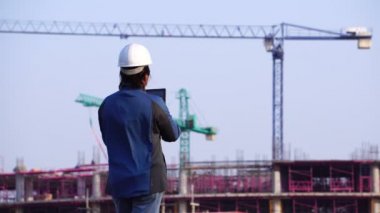 İnşaat alanında Tablet Bilgisayar Kullanan Mühendis