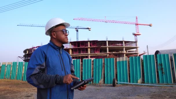 Engenheiro Usando Tablet Computador Canteiro Obras — Vídeo de Stock