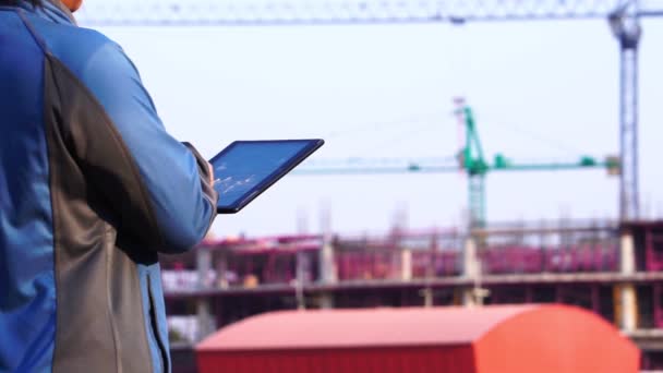 Ingenieur Nutzt Tablet Computer Auf Baustelle Zeitlupe — Stockvideo