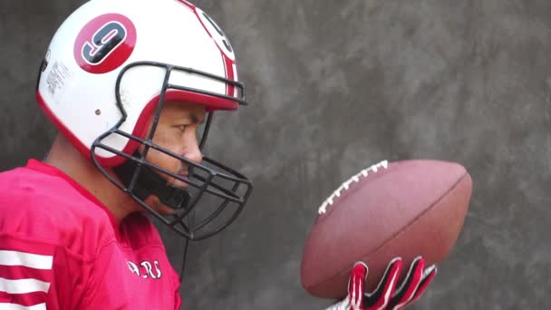 Filmagem Slow Motion Jogador Futebol Americano Masculino Com Capacete Bola — Vídeo de Stock