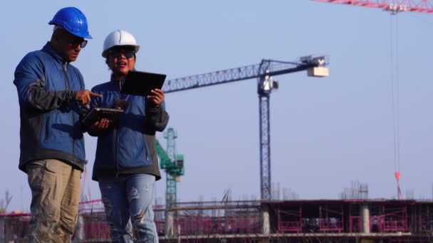 Engenheiros Que Inspecionam Local Construção Usando Tablet Computer — Vídeo de Stock