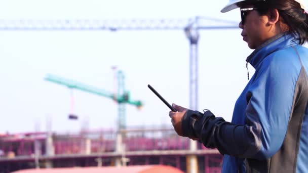 Engenheiro Usando Tablet Computer Canteiro Obras Câmera Lenta — Vídeo de Stock