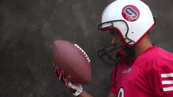 Filmagem Slow Motion Jogador Futebol Americano Masculino Com Capacete Bola — Vídeo de Stock