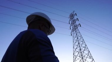 Elektrik direğinin çalışmasını kontrol eden mühendisin görüntüleri.