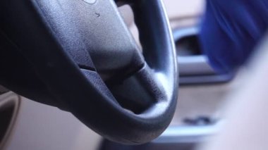 Elle kumandanın direksiyon yüzeyini silerken çekilen görüntüler. Gümüş arabanın vites kutusu 19 virüsüne karşı dezenfekte ediliyor.