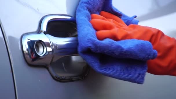 Materiał Filmowy Rękoma Rękawiczce Wycierający Powierzchnie Klamek Srebrnego Samochodu Dezynfekujący — Wideo stockowe