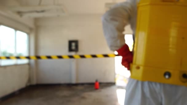 Man Beschermende Kleding Masker Met Desinfectieapparatuur Lopen Een Leeg Gebouw — Stockvideo