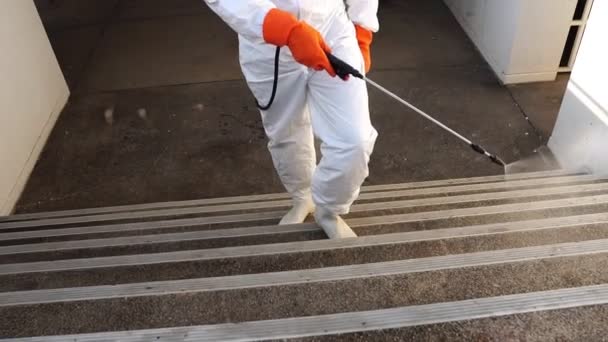 Homme Costume Protection Respirateur Avec Appareil Désinfection Marchant Dans Des — Video