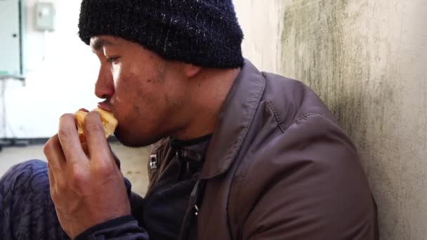 Nagranie Mężczyzny Siedzącego Przy Ścianie Jedzącego Kawałek Chleba Bezdomnego Włóczęgę — Wideo stockowe