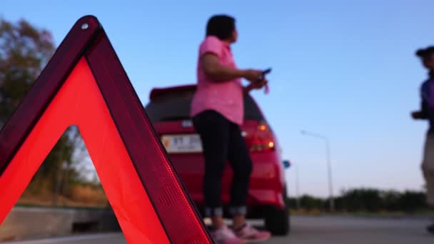 Footage Woman Calling Phone Help Because Her Car Broken Red — 图库视频影像