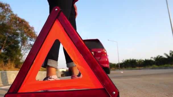Фотографія Жінки Кладе Знак Трикутника Дорогу Тому Машина Розбита Червона — стокове відео