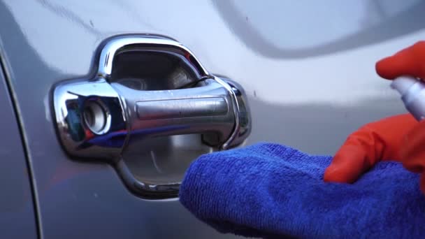 Imagens Mão Luva Limpando Superfícies Maçaneta Porta Carro Prata Desinfectando — Vídeo de Stock