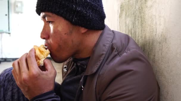 Beeldmateriaal Van Een Man Die Aan Muur Zit Een Stuk — Stockvideo