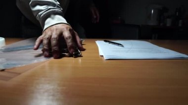 Masada oturan müfettişin görüntüleri ve davayla ilgili belgeler ve kanıtlar inceleniyor.