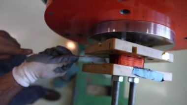 Uzmanlar bir bobin sarma makinesi üzerinde çalışıyorlar