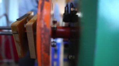 Uzmanlar bir bobin sarma makinesi üzerinde çalışıyorlar