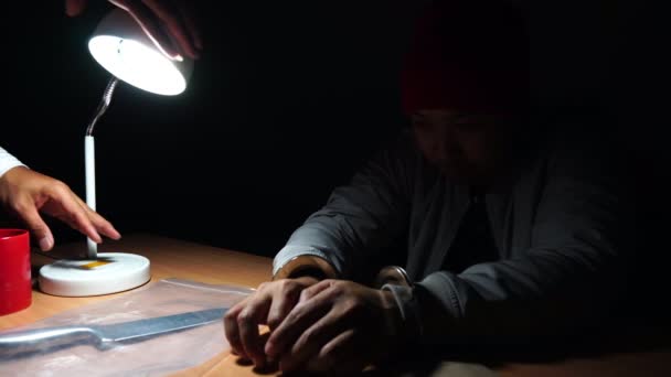 Enregistrement Prisonnier Interrogatoire Assis Une Table Chercheur Leur Montre Des — Video