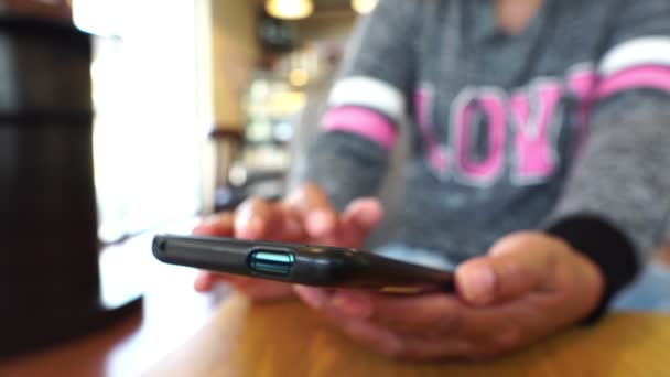 Imagens Uma Menina Olha Através Das Notícias Telefone — Vídeo de Stock