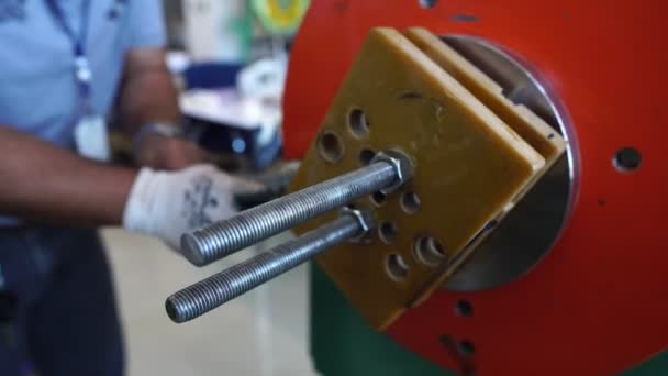 Especialistas Estão Trabalhando Uma Máquina Enrolamento Bobina — Vídeo de Stock