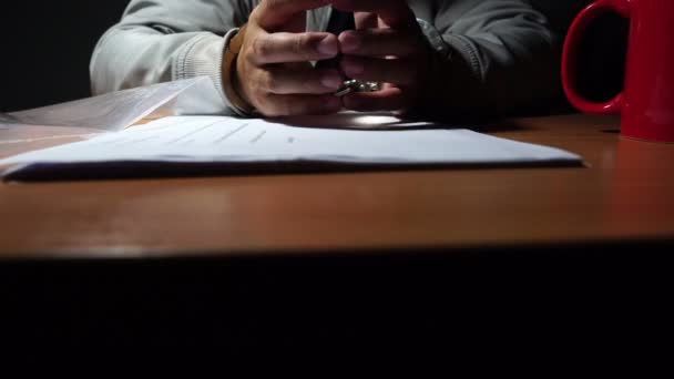 Beelden Van Gevangene Aan Tafel Met Documenten Het Proces Van — Stockvideo