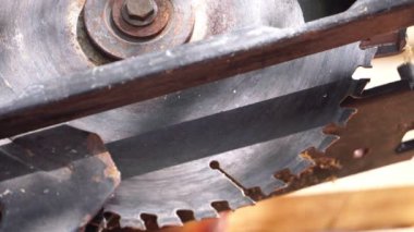 Dairesel testere dönüşünün yakın çekim görüntüleri