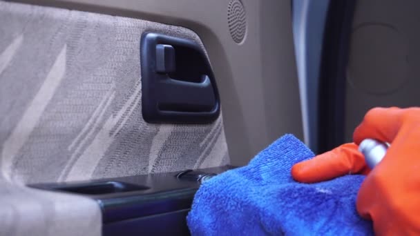 Imagens Homem Luvas Borracha Desinfectando Homem Limpando Superfície Interior Carro — Vídeo de Stock