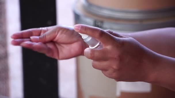 一名妇女用防腐剂消毒双手的镜头 — 图库视频影像
