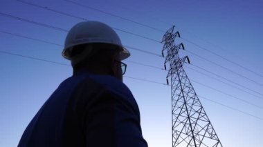 Elektrik direğinin çalışmasını kontrol eden mühendisin görüntüleri.