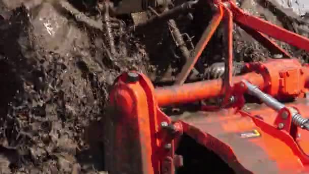 Der Traktor Arbeitete Daran Den Boden Schlagen Und Mit Wasser — Stockvideo