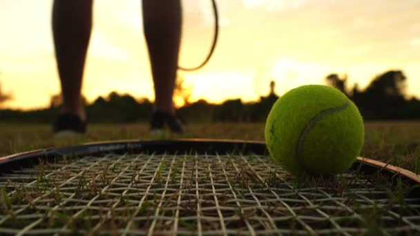 Riprese Ravvicinate Racchetta Palla Tennis Tennista Sfocato Che Cammina Sullo — Video Stock