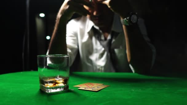 Een Man Die Een Sigaret Rookt Whisky Drinkt Poker Speelt — Stockvideo