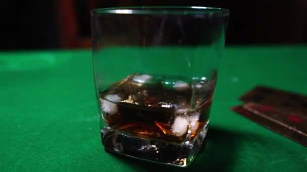 Glas Met Whisky Pokerkaarten Groene Tafel Concept Van Hazard Gaming — Stockvideo