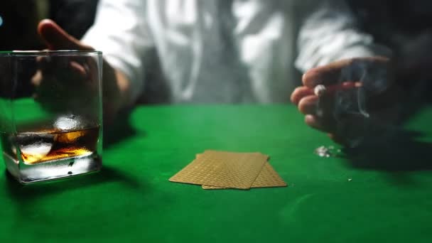 一个人抽烟 喝苏格兰威士忌 在赌场打扑克 危险游戏的概念 桌上的扑克筹码 — 图库视频影像