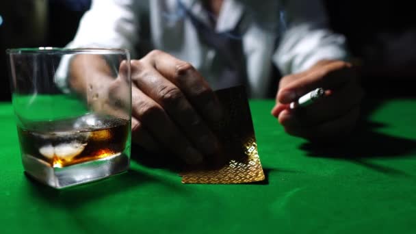 Een Man Die Een Sigaret Rookt Whisky Drinkt Poker Speelt — Stockvideo
