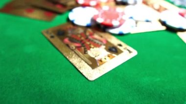 Kumarhane fişleri ve poker kartları yeşil masada. Risk oyunu kavramı, masada poker fişleri