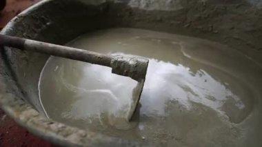 Ekipmanlarla çimento karıştırma görüntülerini kapat