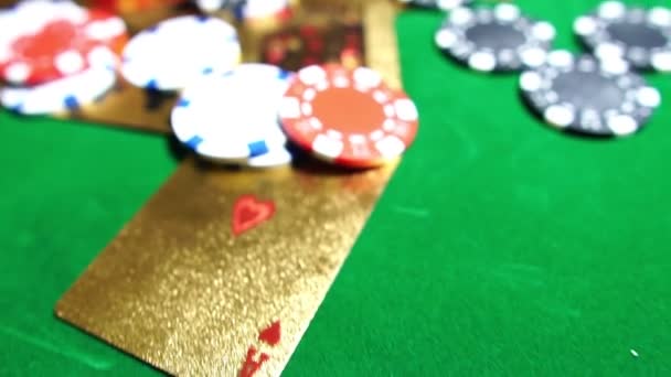緑のテーブルの上のカジノチップとポーカーカード 危険ゲームの概念 テーブルの上のポーカーチップ — ストック動画