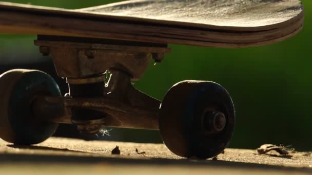 アスファルト上のスケートボードのクローズアップ映像 — ストック動画