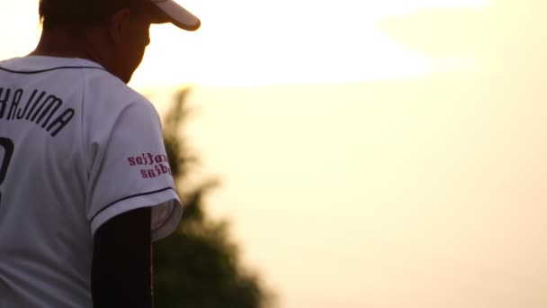 Beyzbol Oyuncusunun Gün Batımında Eldiven Topla Topu Fırlatırkenki Yavaş Çekimi — Stok video