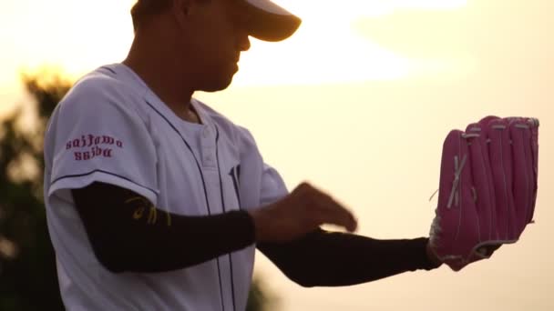 Film Slow Motion Baseball Spelaren Med Handsken Och Bollen Vid — Stockvideo